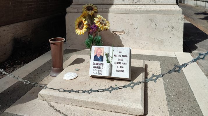 Grave of Raimondo Vianello at the Monumental Cemetery of Verano, Rome, with flowers and a memorial plaque.