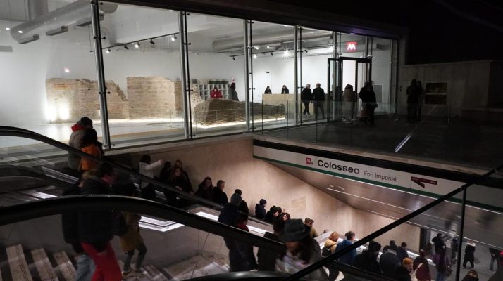 Visual relationship between metropolitan flows and the museum area in the Colosseo - Fori Imperiali station